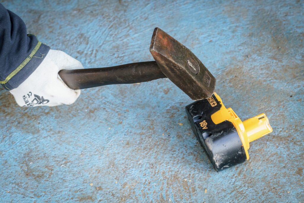 Nové nařízení EU nařizuje výrobcům konstruovat telefony, notebooky i elektrokola tak, aby výměna baterie byla otázkou několika minut a běžného nářadí.